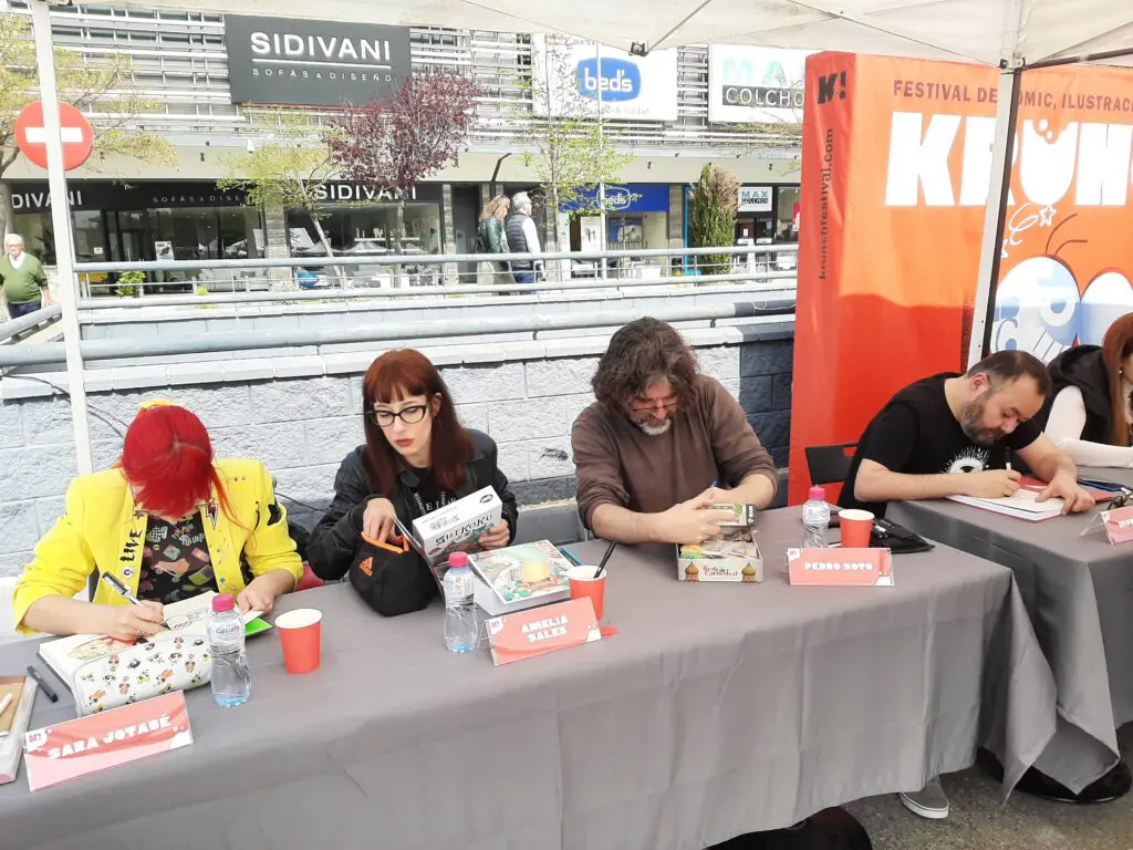 Ilustradores del Krunch 2024 firmando juegos