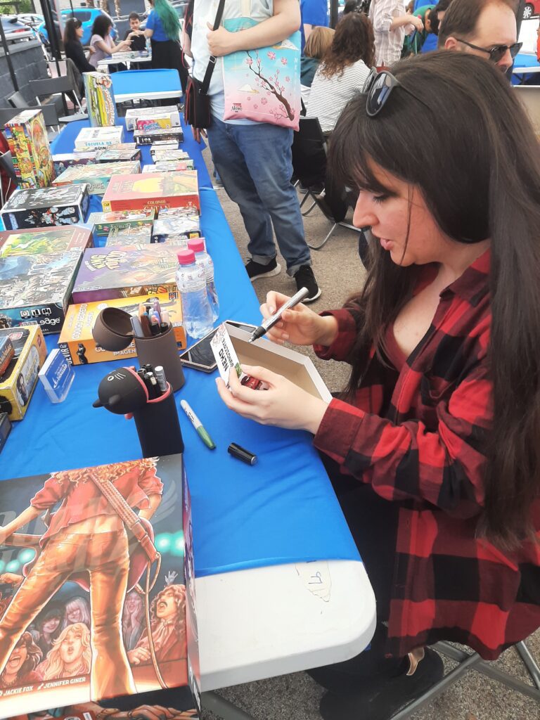 Jennifer Giner dedicando juegos en el Krunch 2025