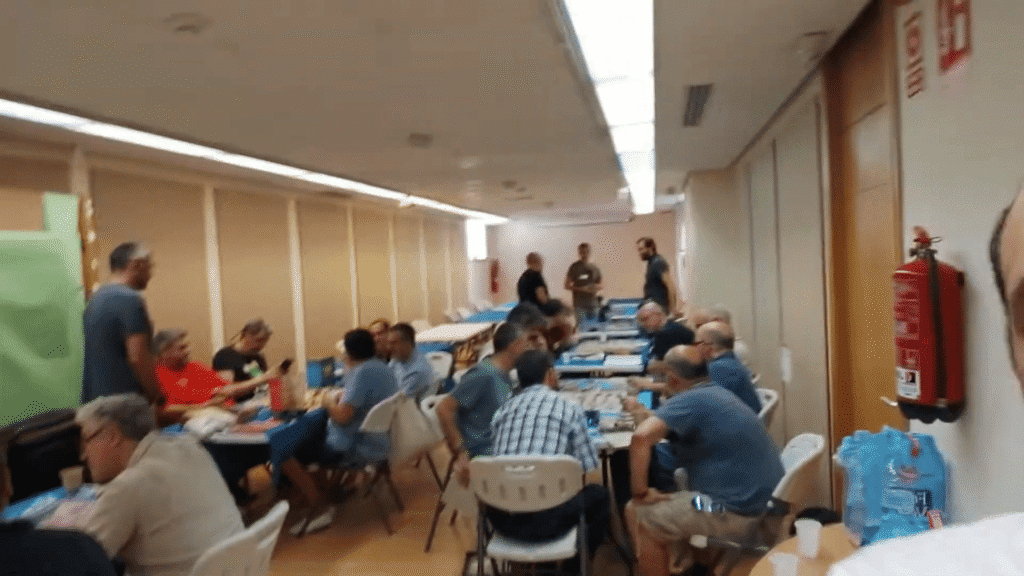 Primer plano de un tablero de juego de simulación histórica sobre el mapa de España con bloques y dados durante las jornadas de Wargames.